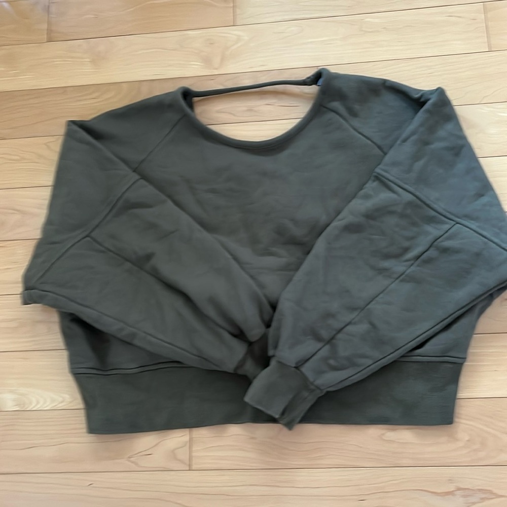 Lulu’s green sweatshirt